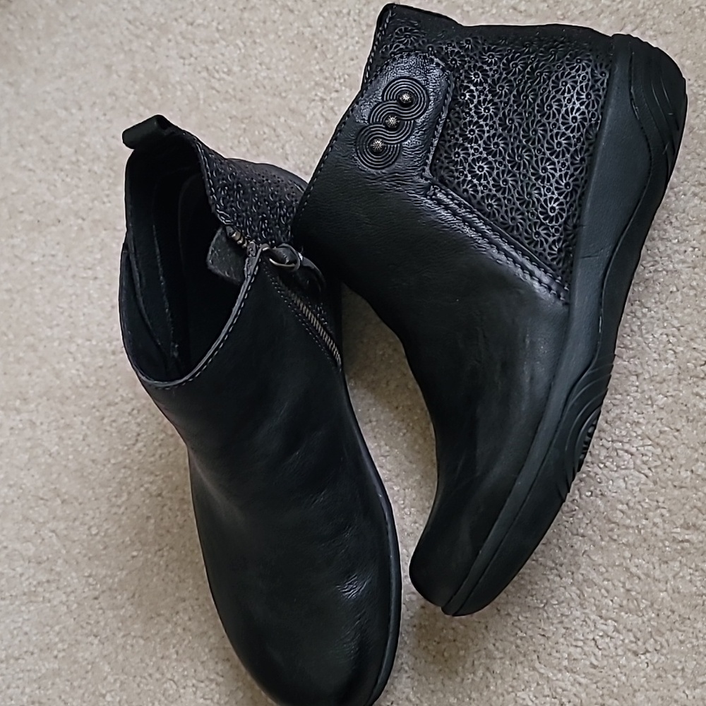 Halsa leather boots